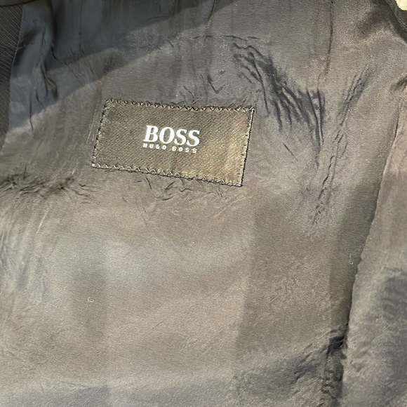 Hugo Boss Wool Suit (rarely worn) - Picture 11 of 14